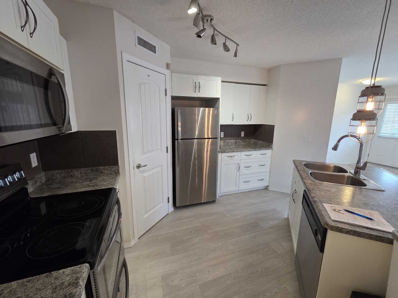 604 62 St Sw - Photo 4 of 12
