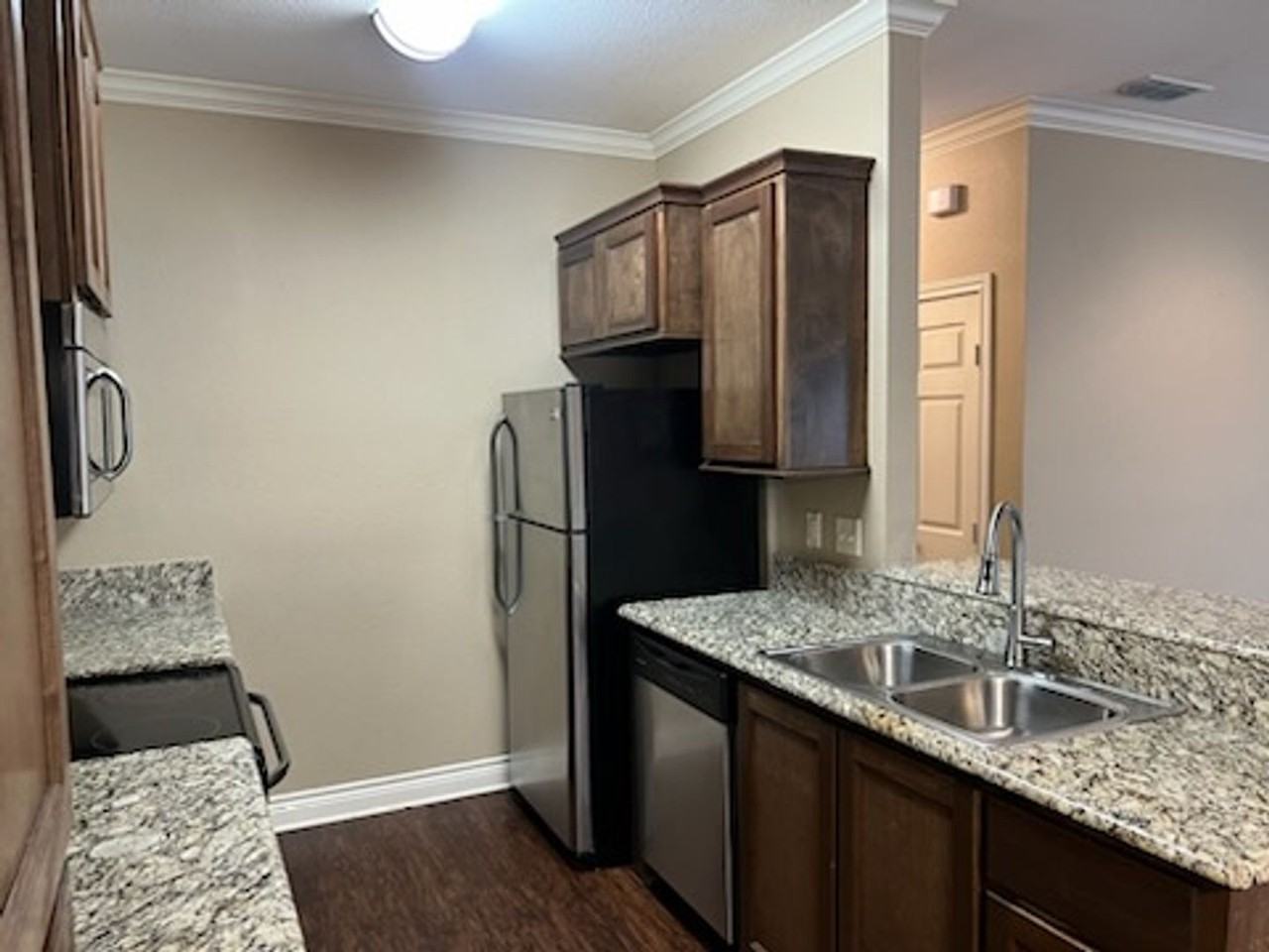 3940 Mobley Cir - Photo 4 of 16