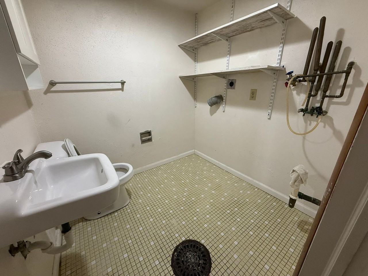 EPSTEIN RENTAL - Photo 2 of 10