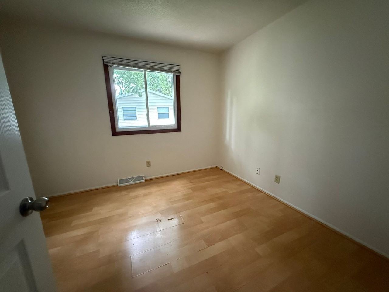 EPSTEIN RENTAL - Photo 4 of 10