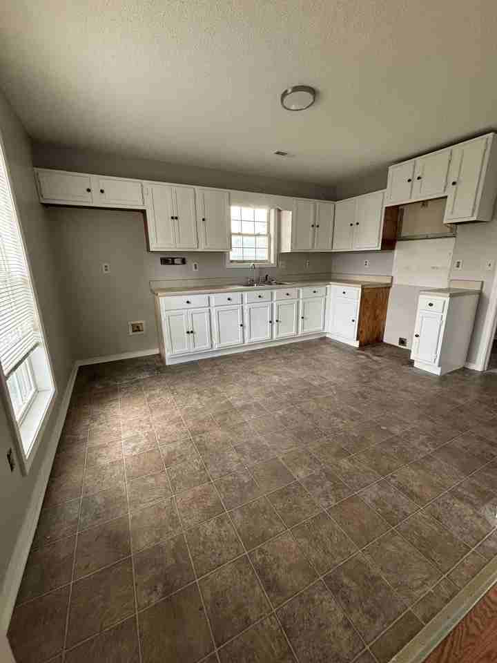 221 N College St #A - Photo 4 of 8