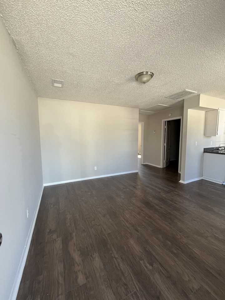 485 S Jefferson St #1 - Photo 3 of 9