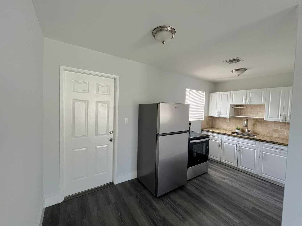 Imperial Apartments - Photo 4 of 15