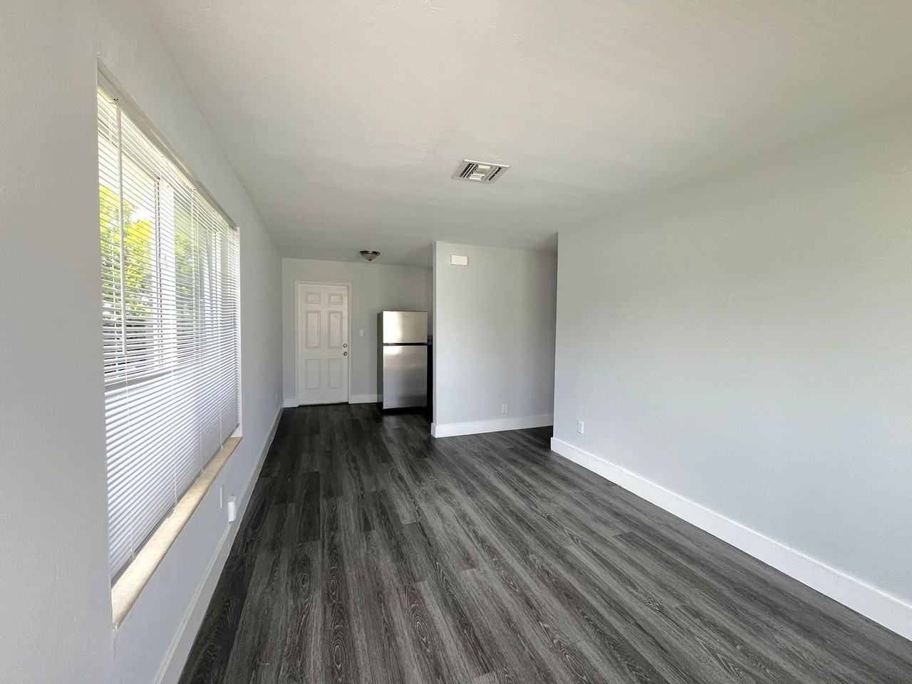 Imperial Apartments - Photo 5 of 15