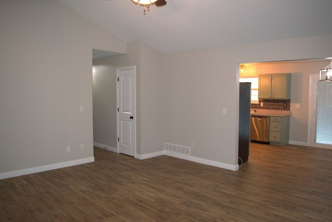 607 Winterway Dr - Photo 3 of 30