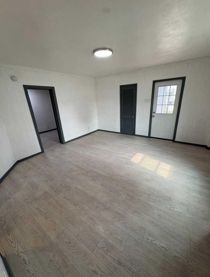 703 W Clinton St #2 - Photo 2 of 4