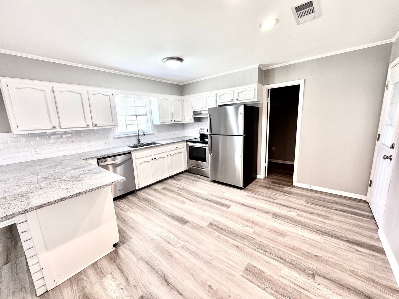 16820 Dahlgren Ave - Photo 2 of 14