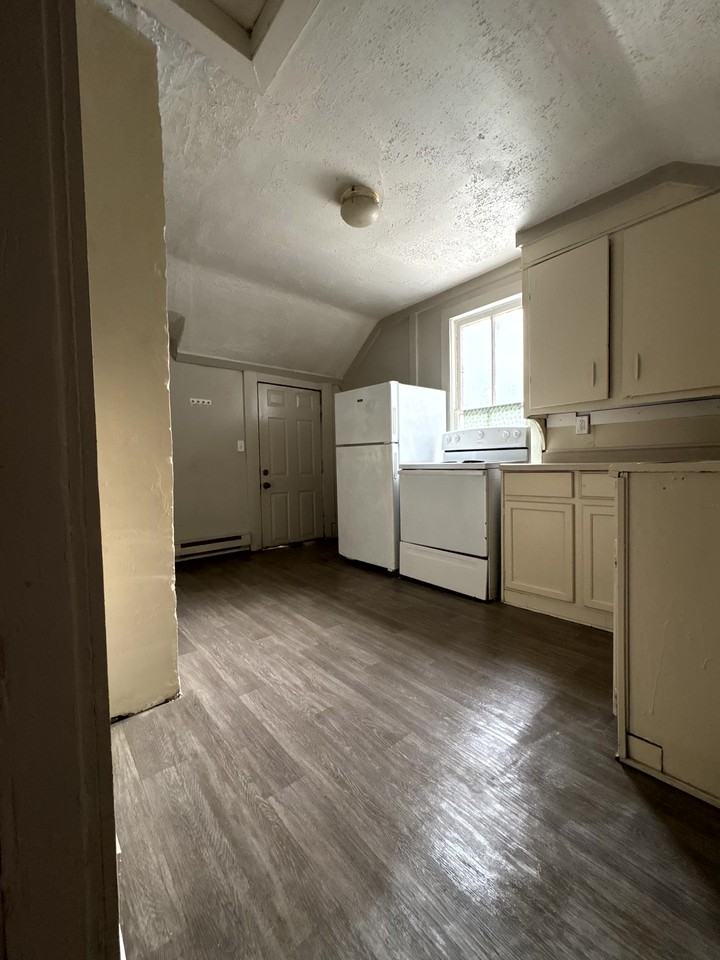 420 Middlebury St #2 - Photo 3 of 10