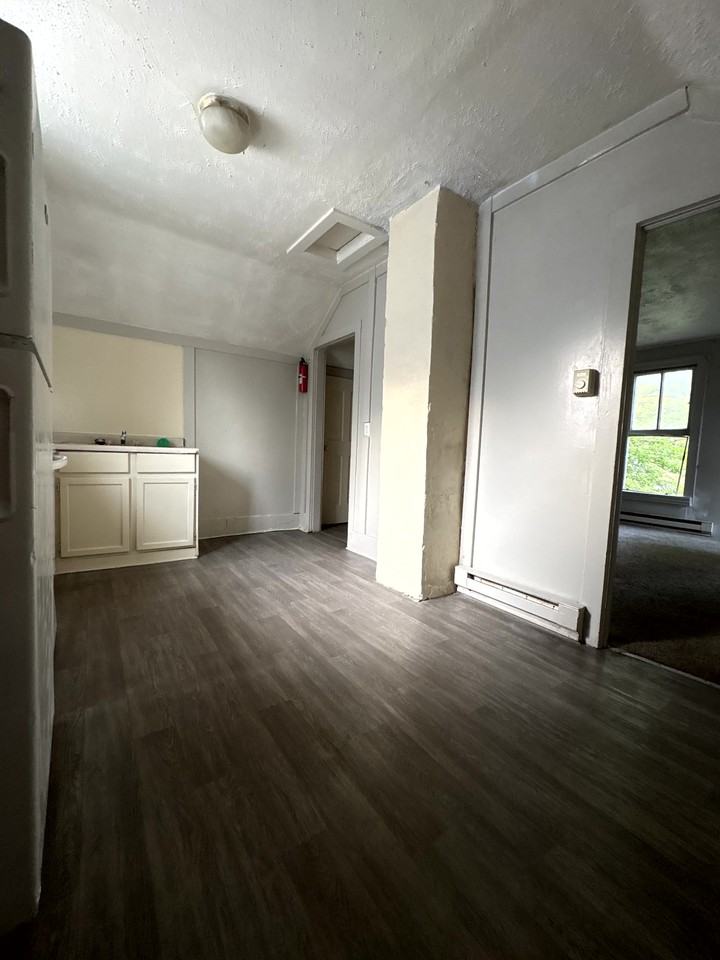 420 Middlebury St #2 - Photo 4 of 10