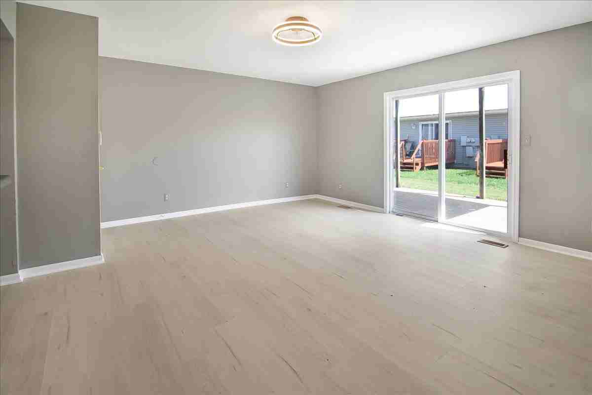 399 W Allen St #D - Photo 2 of 11