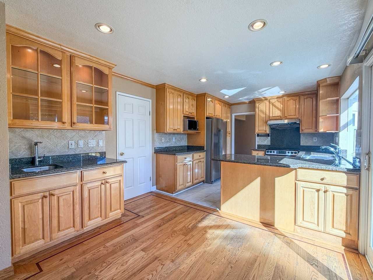 6556 Idlebrook Ct - Photo 3 of 16