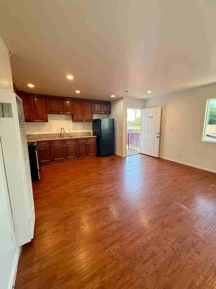 1122 W 93rd St - Photo 3 of 8