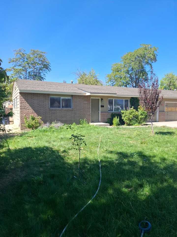 451 Quincy St - Photo 2 of 20