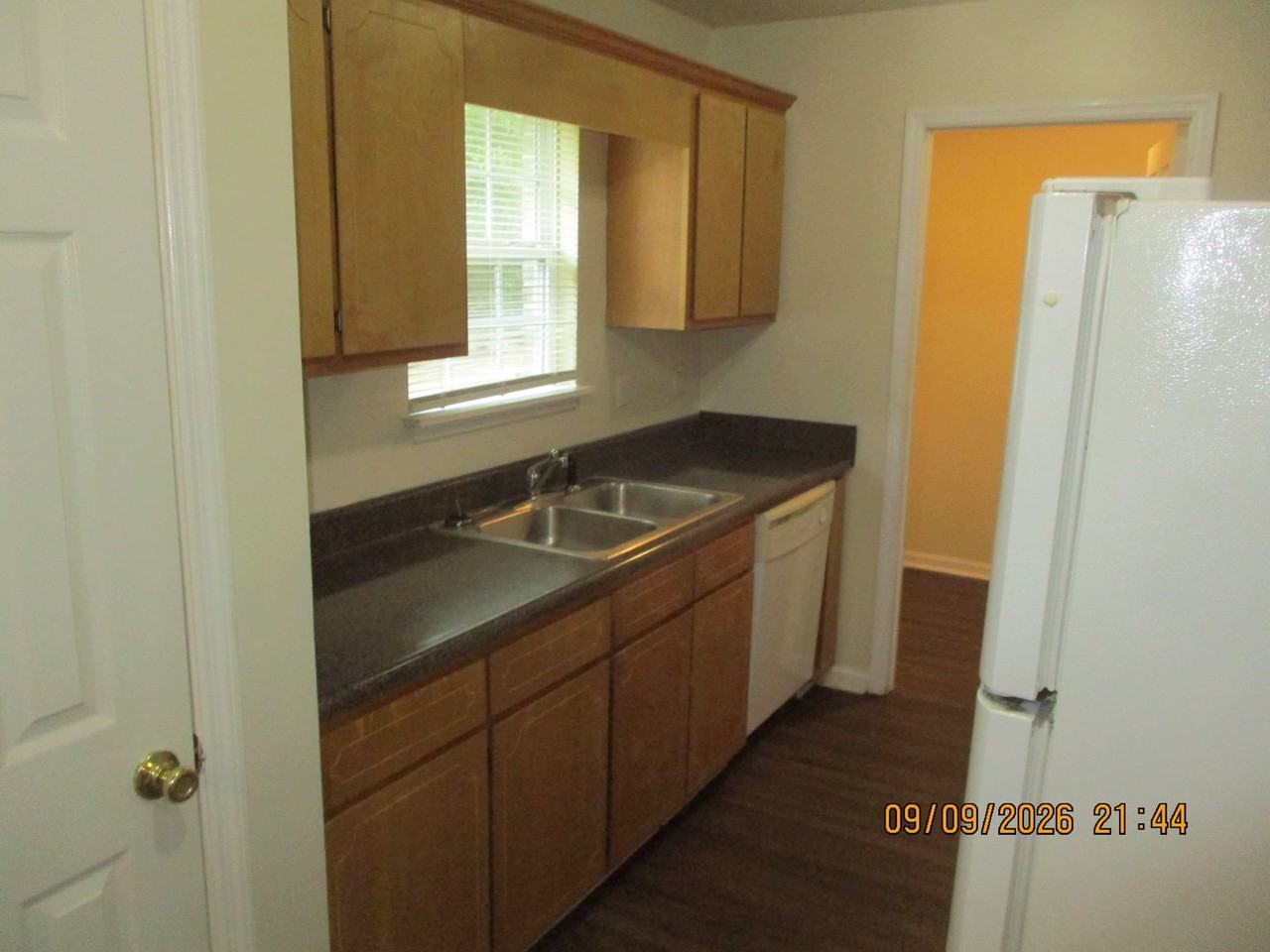 1106 Hobson St - Photo 4 of 12