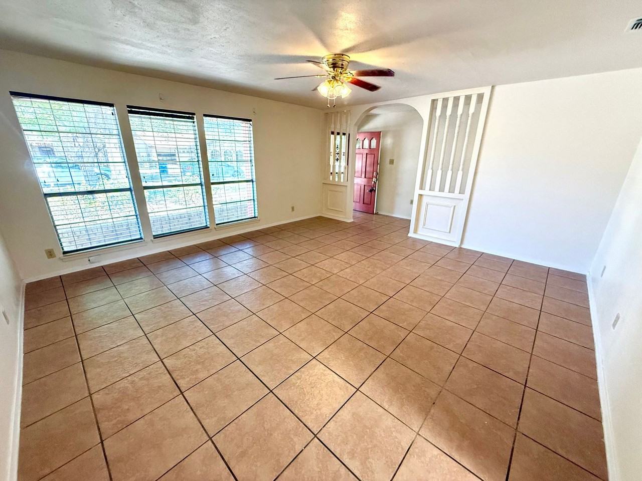 4922 Lambeth Dr - Photo 3 of 27