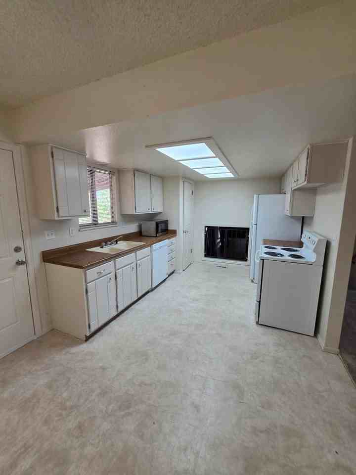 23 Queensbury Ct - Photo 3 of 18