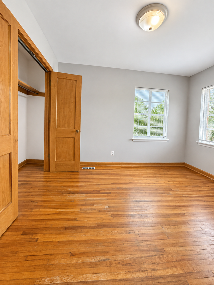 718 S Hunter St - Photo 5 of 10