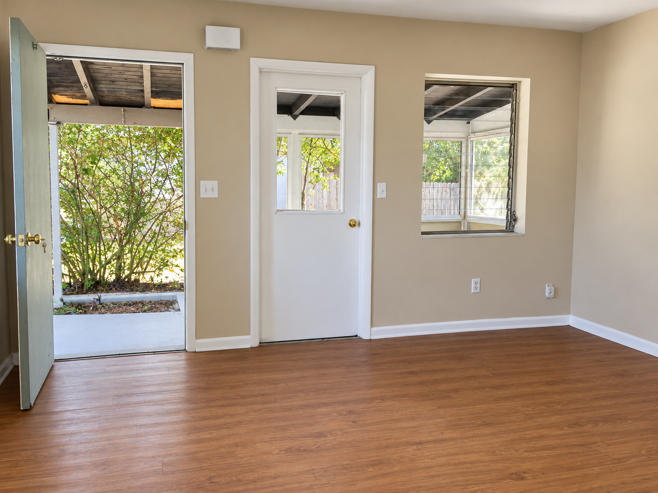1429 Corinthian Ave - Photo 2 of 13