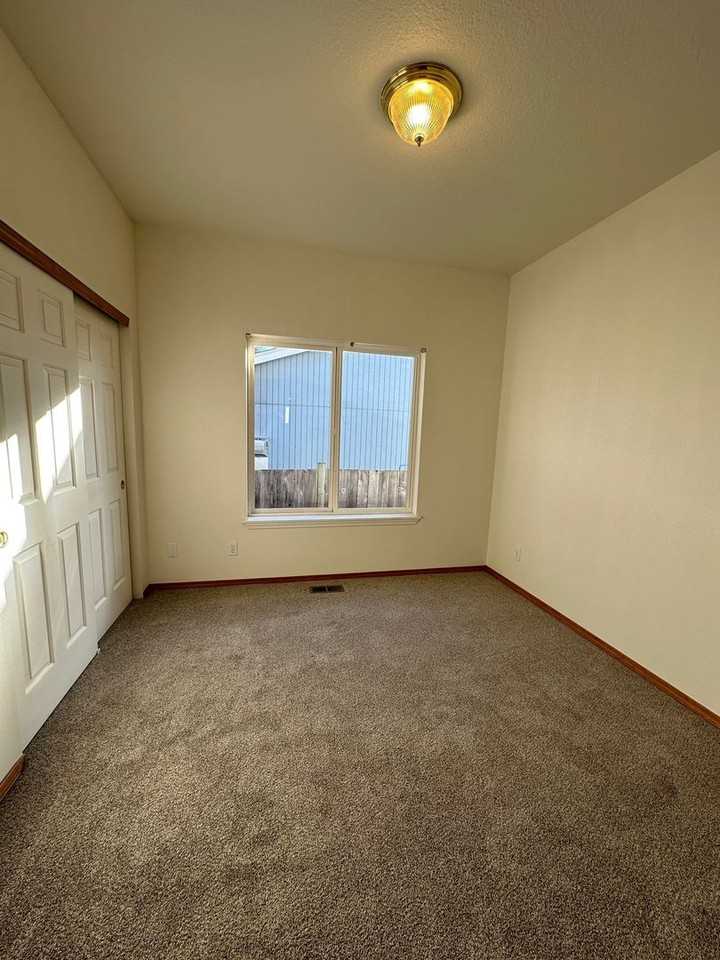 1482 Sw 204th Ave - Photo 7 of 10