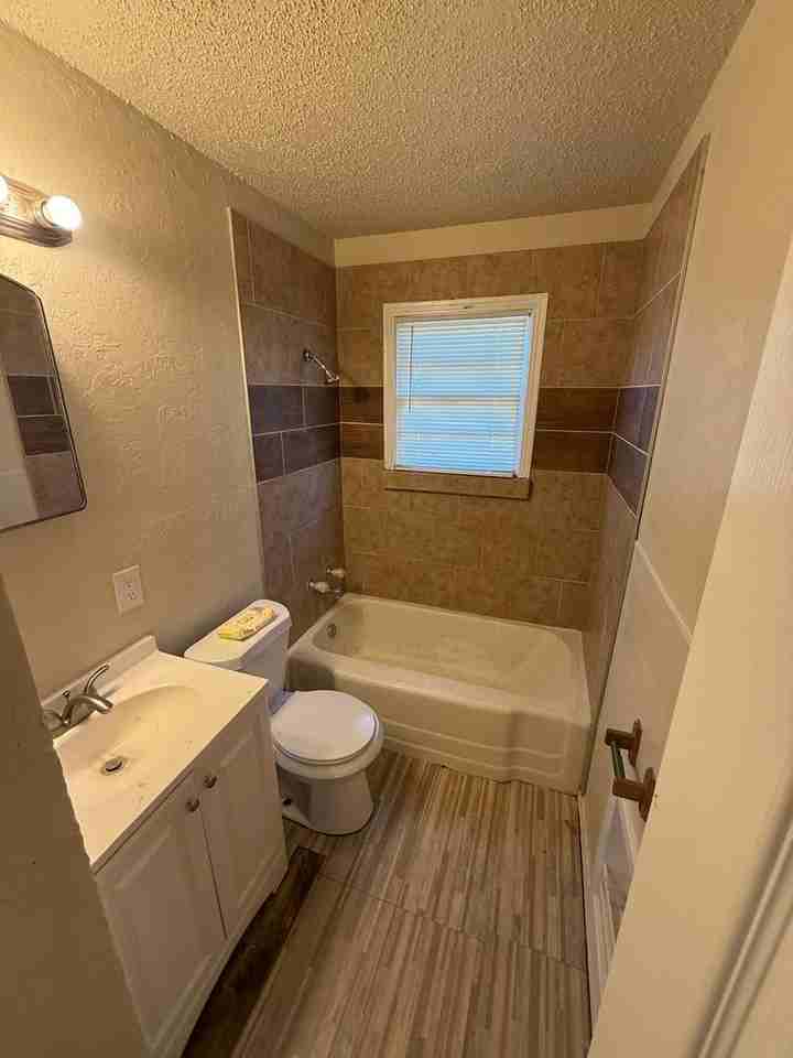 1918 47th St - Photo 4 of 7