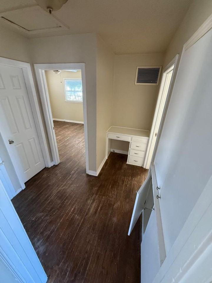 1918 47th St - Photo 5 of 7