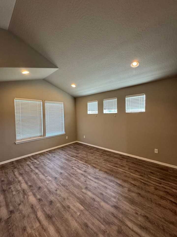 1095 1095 Pacific Hwy 99 South - Photo 3 of 18