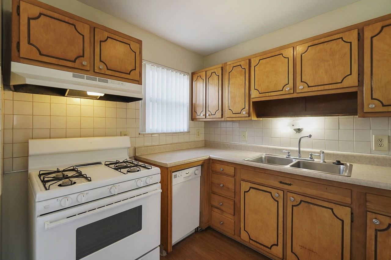 550 - MAPLEWOOD PLAZA - Photo 2 of 5