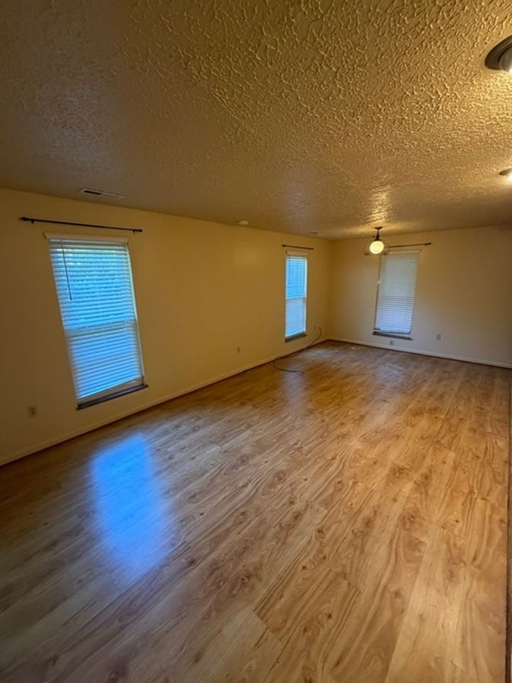 943 Quincy Rd - Photo 2 of 16