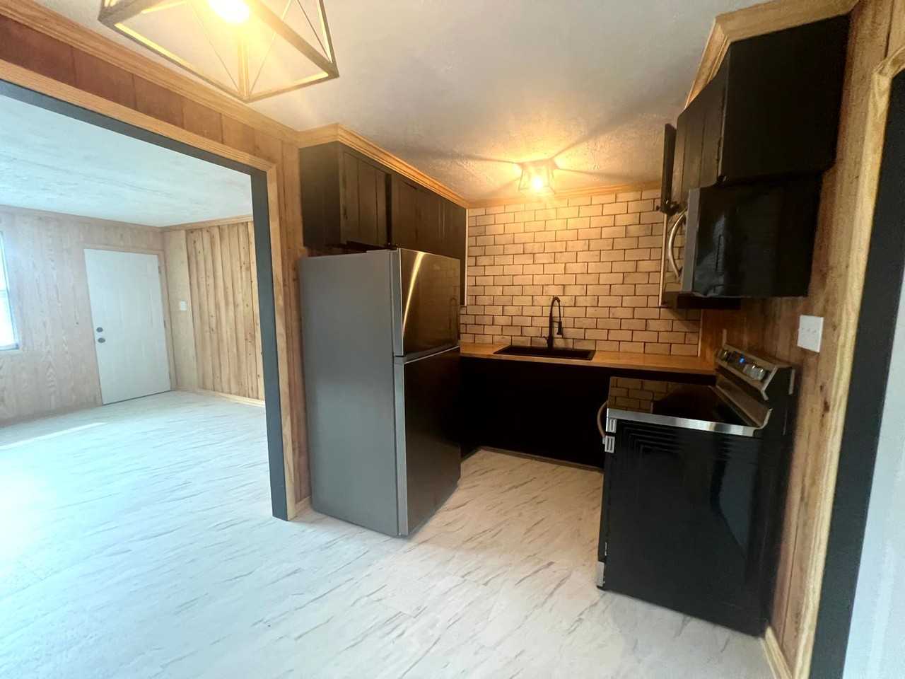 130 Eastwood Ave Apt B - Photo 2 of 11
