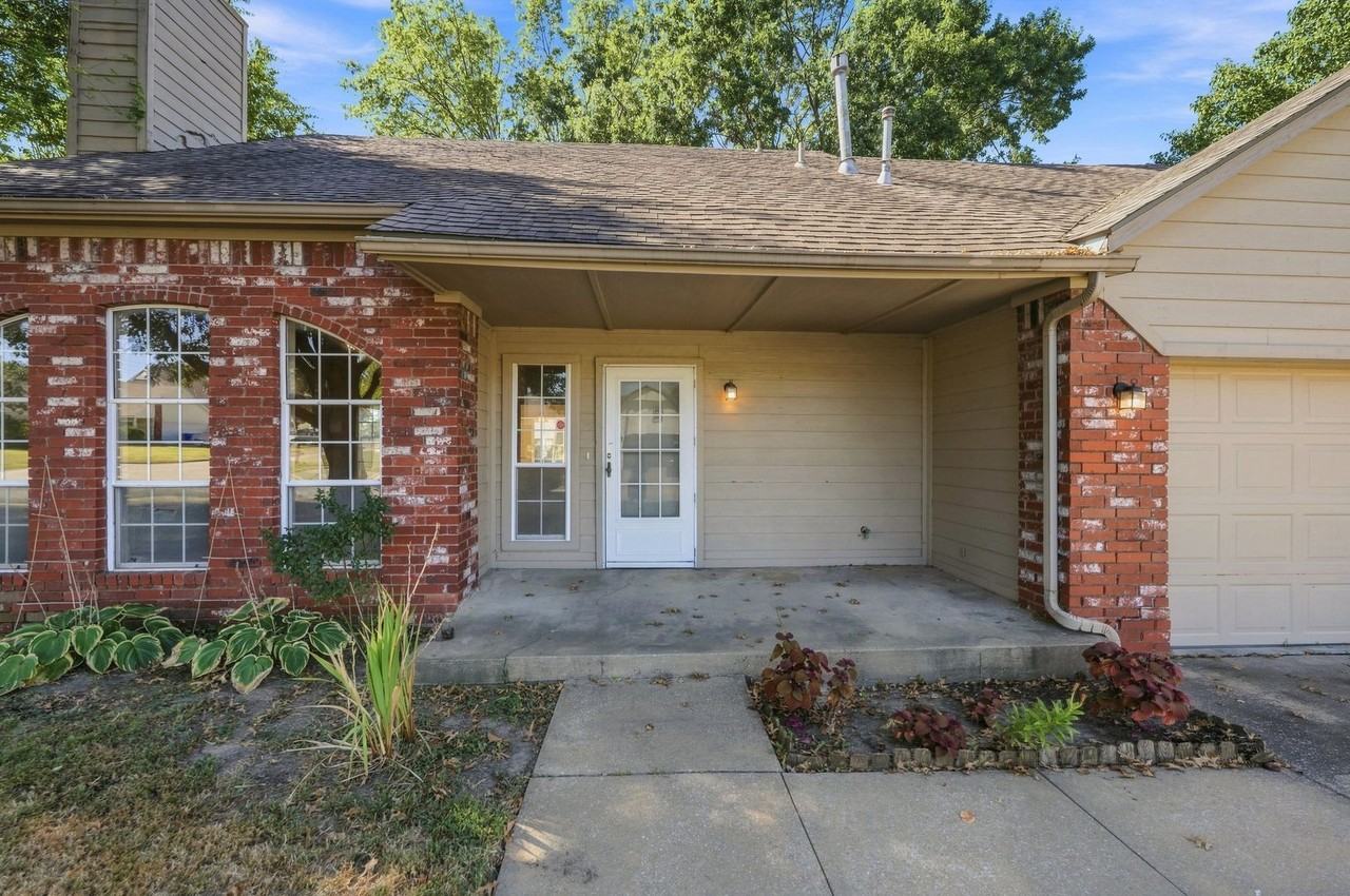 1305 W Twin Oaks St - Photo 2 of 25