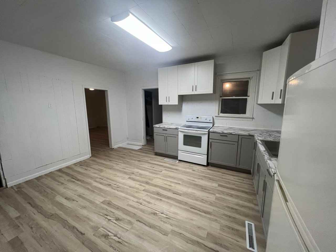 214 Crawford St - Photo 2 of 16