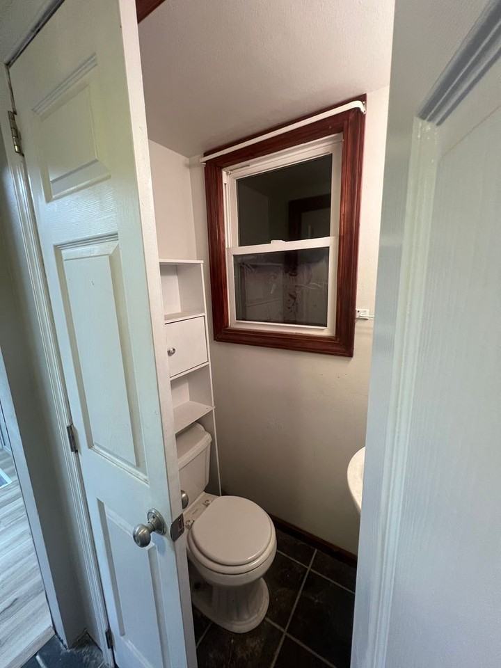 214 Crawford St - Photo 4 of 16