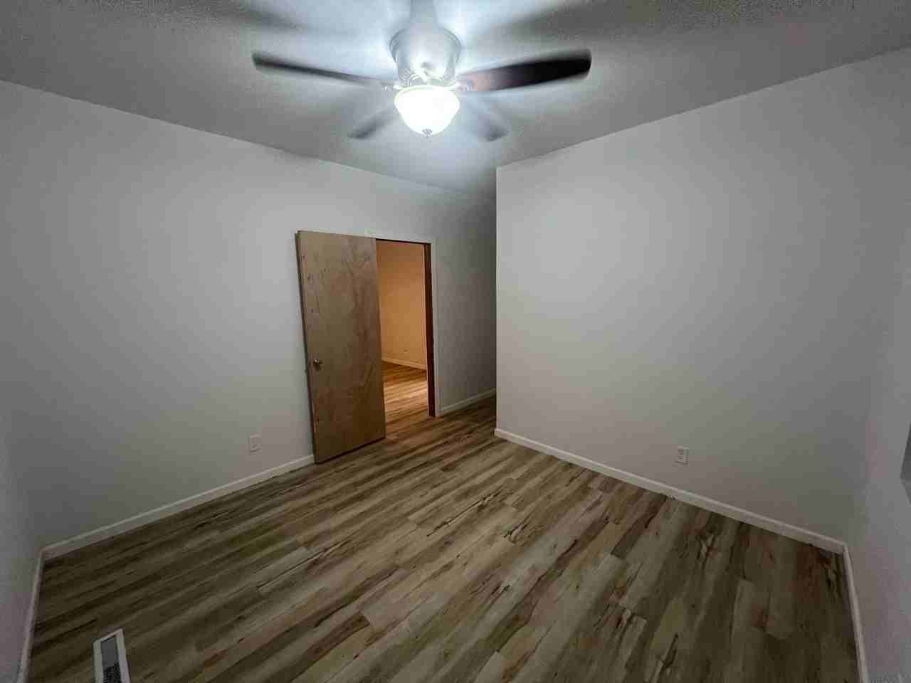 214 Crawford St - Photo 5 of 16