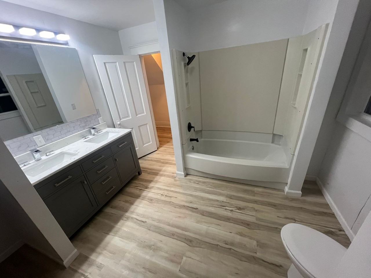 214 Crawford St - Photo 7 of 16