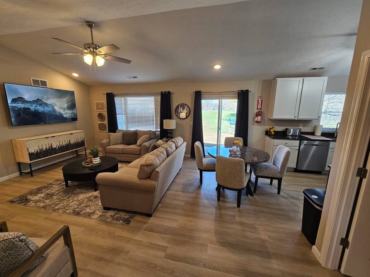 308 Oak Ave - Photo 3 of 41
