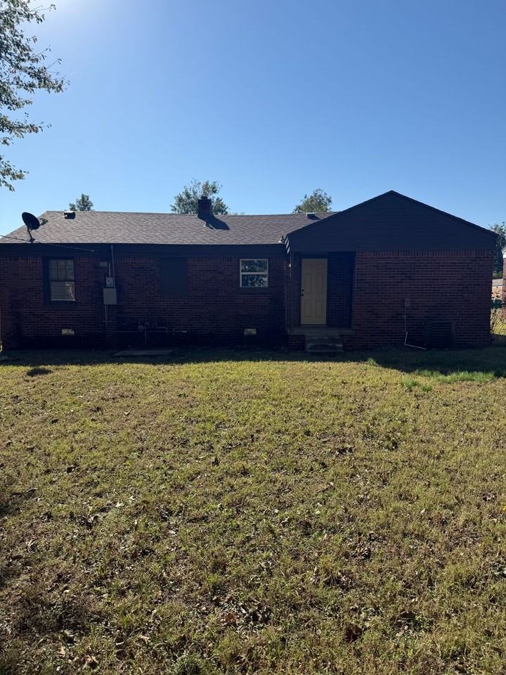 1405 Ne 40th St - Photo 2 of 20