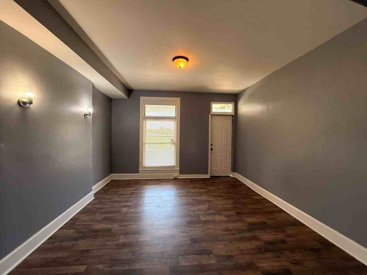 533 N Longwood St - Photo 3 of 16