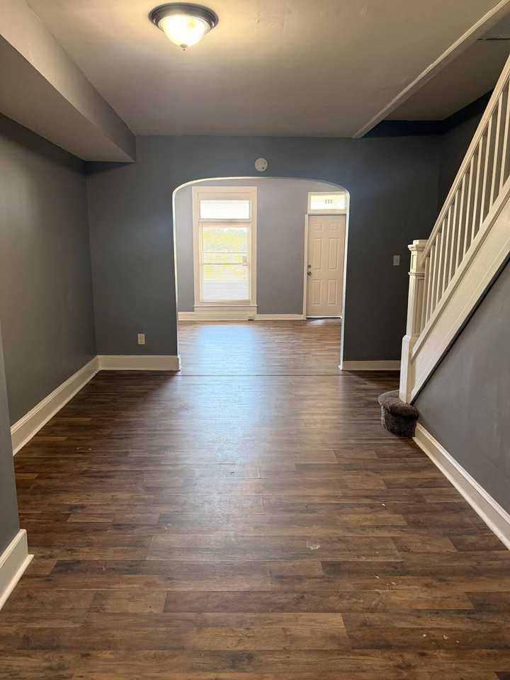 533 N Longwood St - Photo 4 of 16