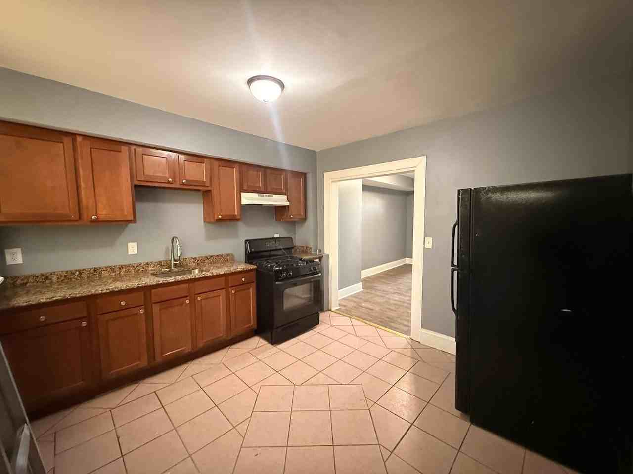 533 N Longwood St - Photo 5 of 16