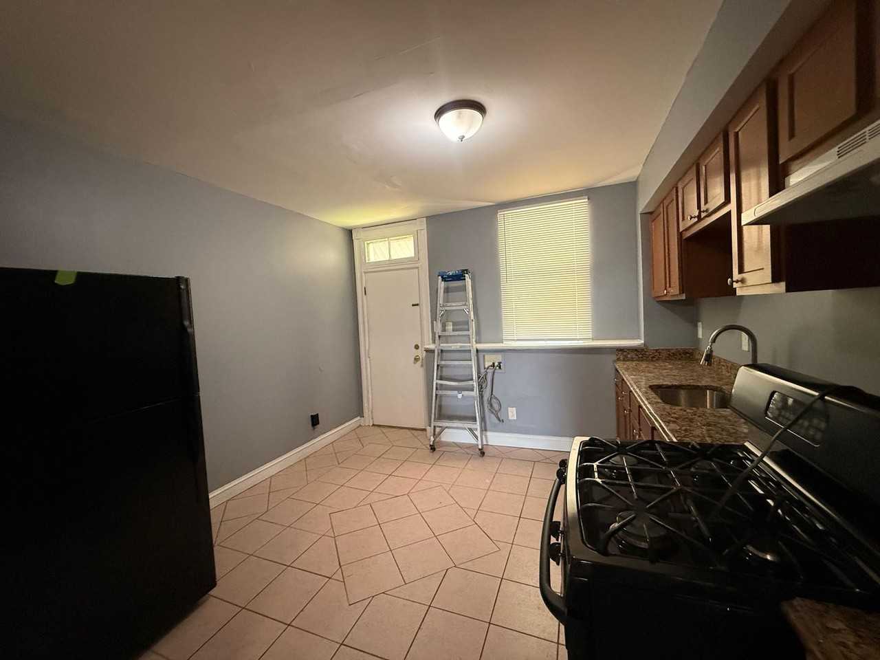 533 N Longwood St - Photo 6 of 16