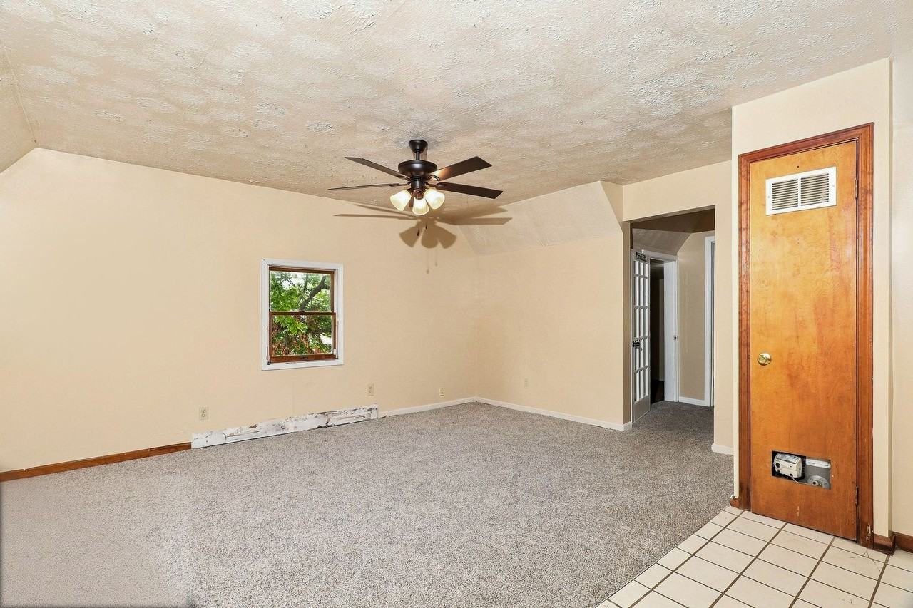 118 1/2 Logan Ave - Photo 3 of 9