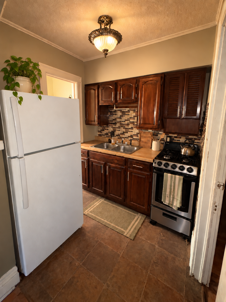 586 7th St W - Photo 2 of 8