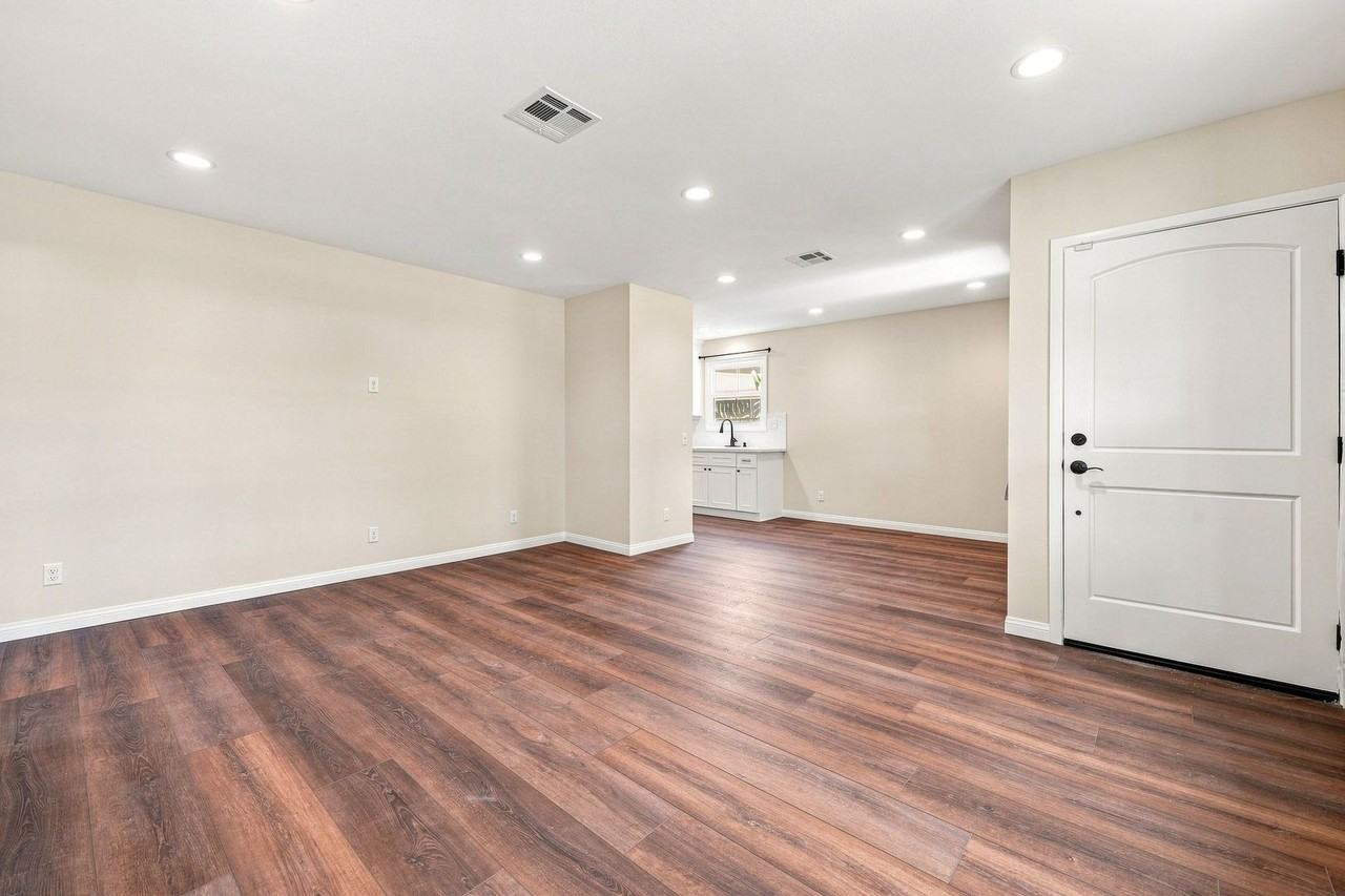 730 S Van Ness Ave - Photo 3 of 16