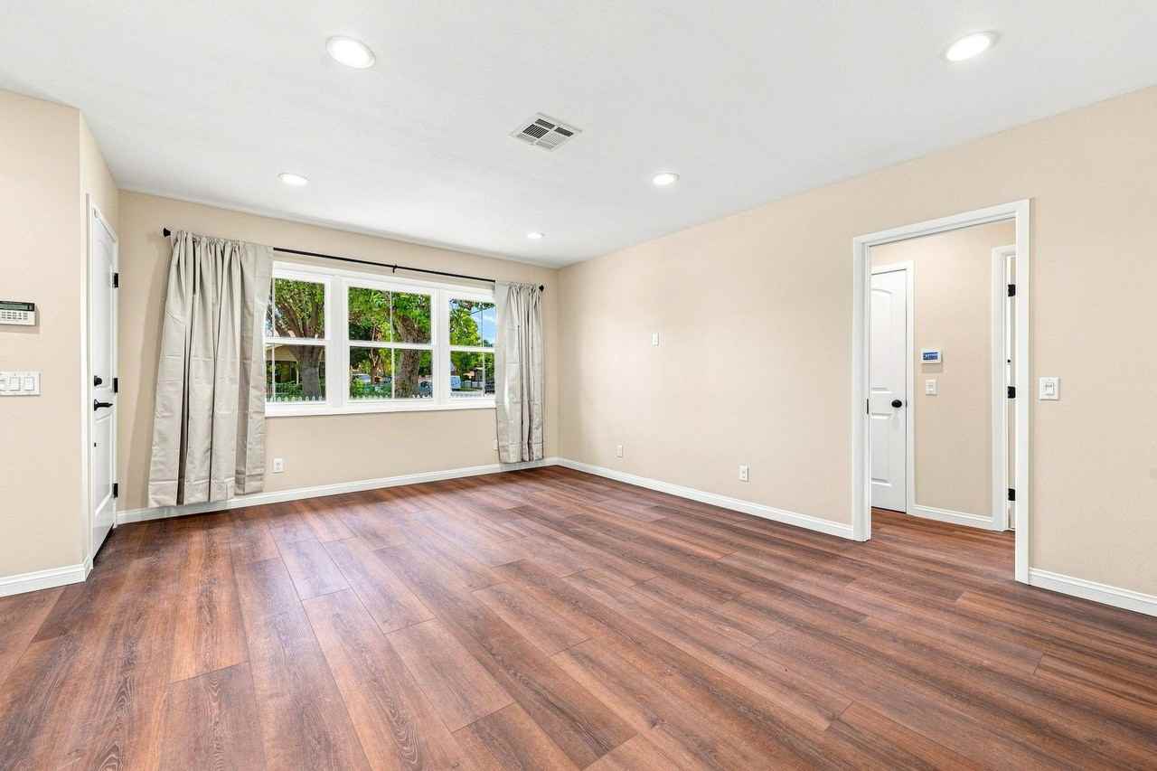 730 S Van Ness Ave - Photo 4 of 16