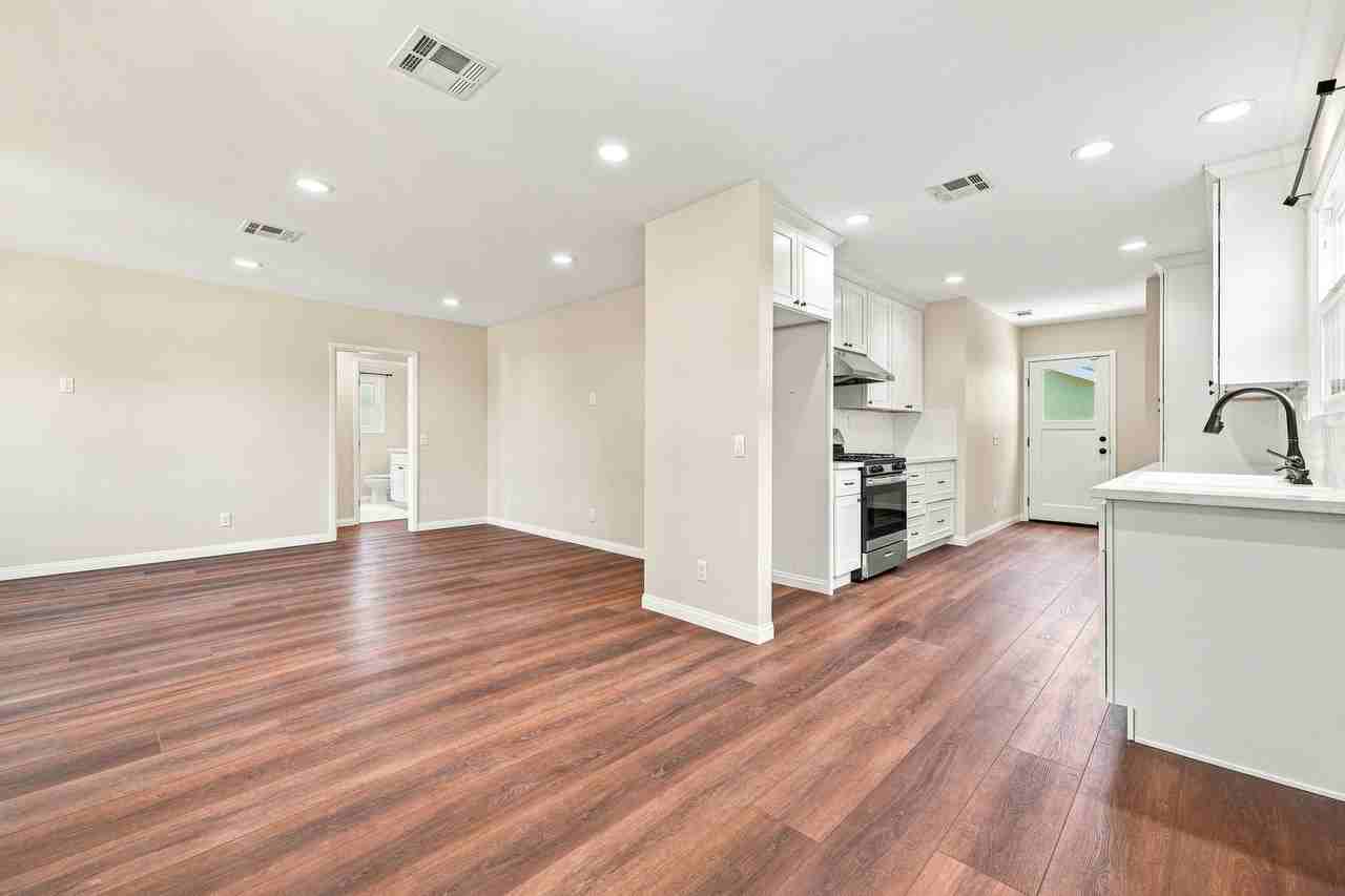 730 S Van Ness Ave - Photo 5 of 16