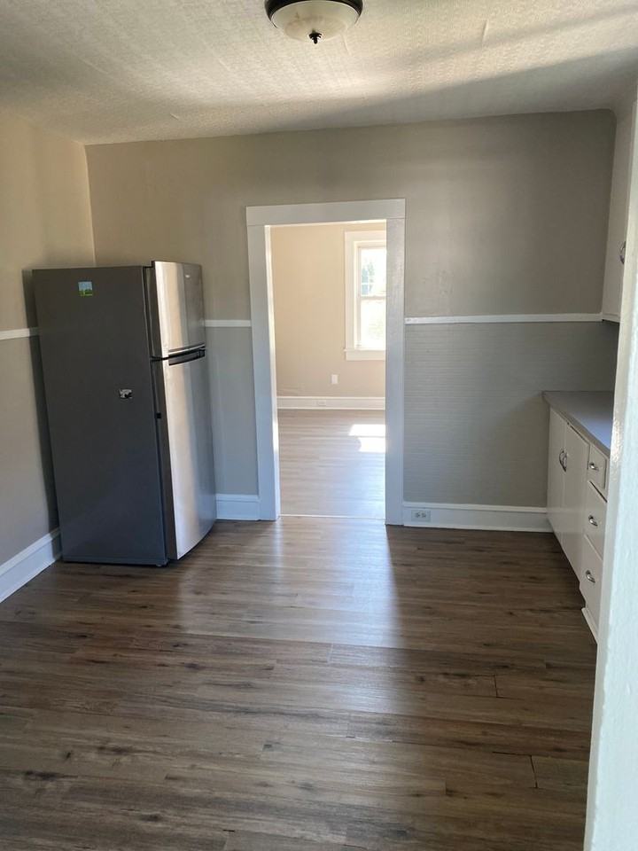 523 S Webster Ave - Photo 4 of 12