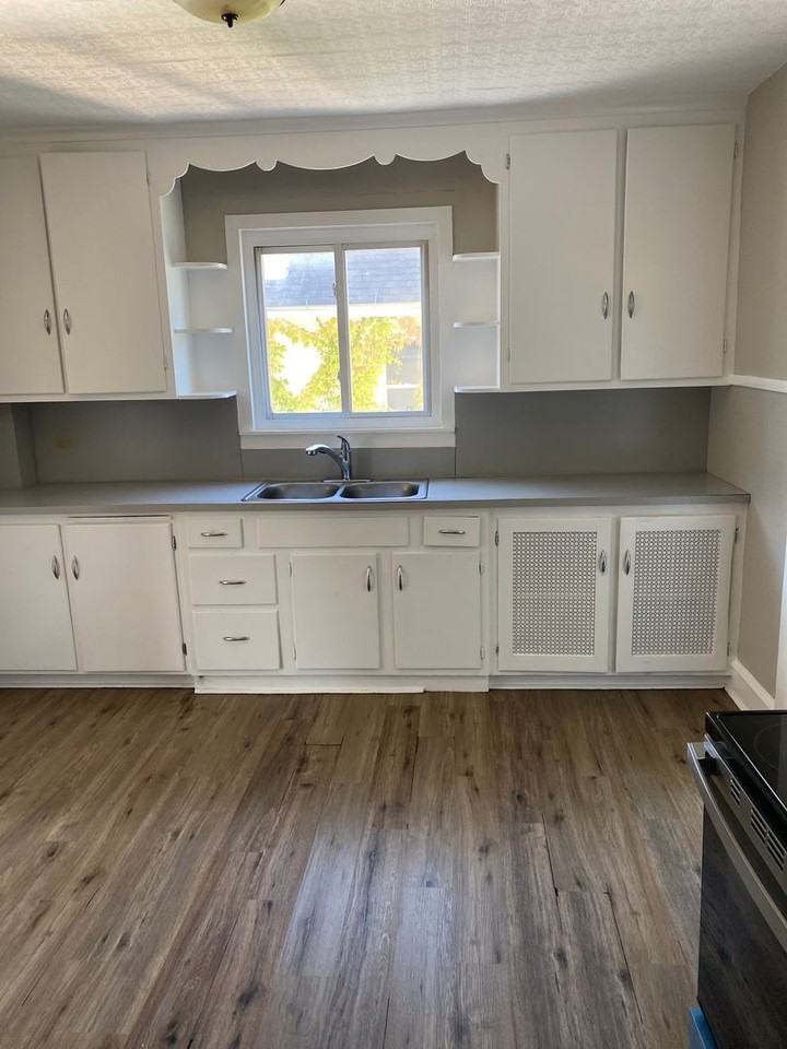 523 S Webster Ave - Photo 5 of 12