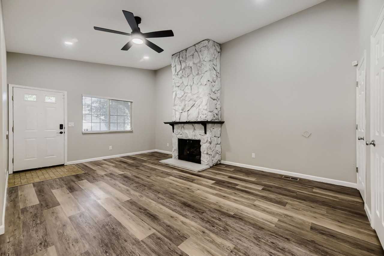 7136 W Portland Ave - Photo 3 of 22