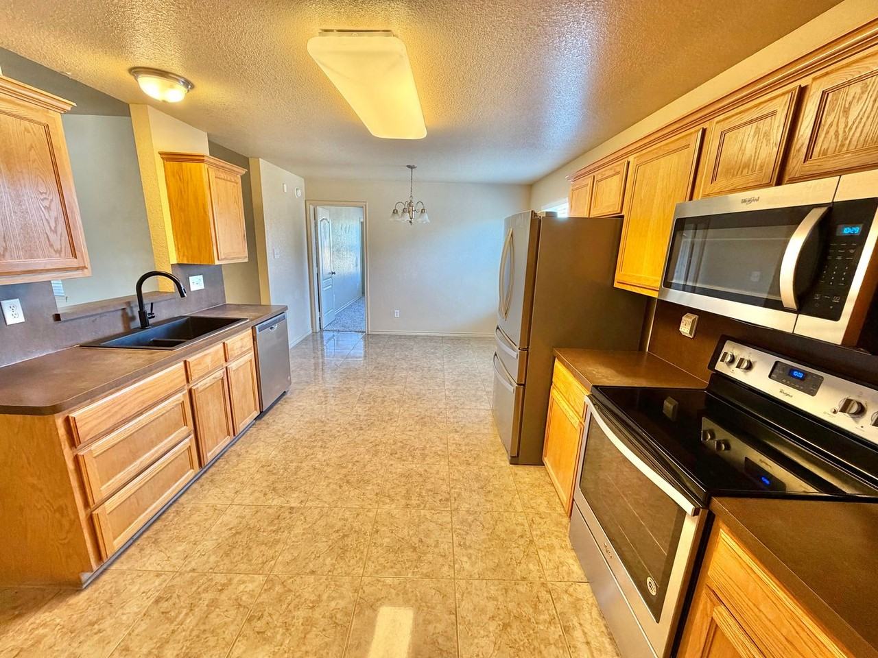 2415 Isabelle Dr - Photo 2 of 39