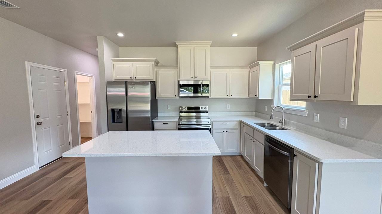 3207 Bourland St - Photo 3 of 16
